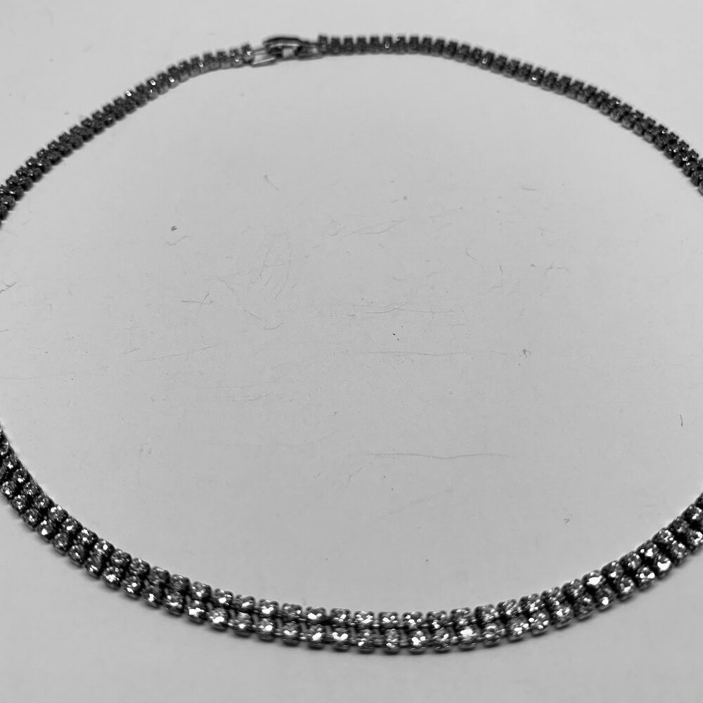 Simple yet elegant faux-diamonds neckilace